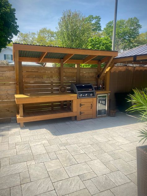 Small Garden Kitchen Ideas, Outside Bbq Ideas, Grill Corner Outdoor, Side Yard Bbq Area, Diy Bbq Pergola, Bbq Shelter Ideas Grill Area, Bbq Lean To, Grilling Pergola, Pergola Grilling Area