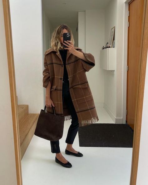 Anouk Yve on Instagram: "I usually post my weekly roundup of looks every Wednesday 11 am, in case you’ve noticed. Better later than… #outfitideas" Poncho Coat, Outerwear Trends, Simple Fall Outfits, Blanket Coat, Coat Trends, Oversized Turtleneck Sweater, Winter Capsule Wardrobe, Fall Outfit Ideas, Plaid Coat