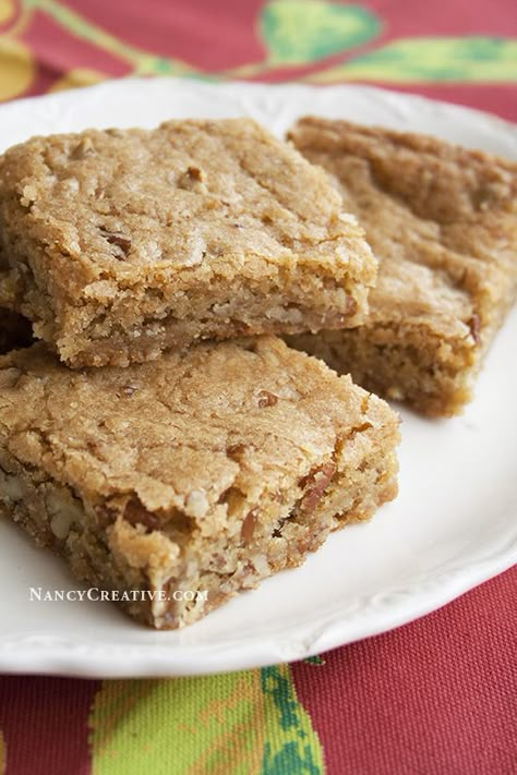 What’s thick, rich, chewy, and buttery with lots of pecan chunks baked in? Pecan Chewies, that’s what. I saw a recipe for these bars over at Southern Bite, and just had to try them. The… Chewy Cake Recipe, Pecan Chewies, Chewies Recipe, Pecan Bars, Oatmeal Cookie, Pecan Recipes, Oatmeal Bars, Cake Bars, Cookie Bar Recipes