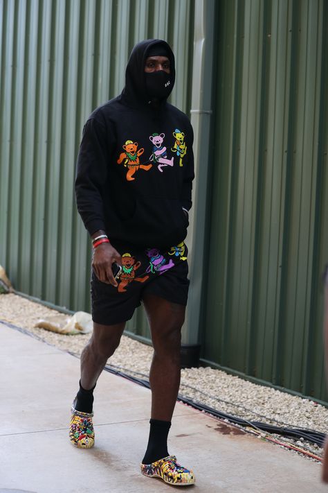 Crocs Clogs Outfits Style, Shorts Outfits Men Streetwear, How To Wear Crocs, Vans Outfit Men, Clog Outfit, Outfits Men Streetwear, Streetwear Outfit Ideas, Mens Shorts Outfits, Vans Outfit