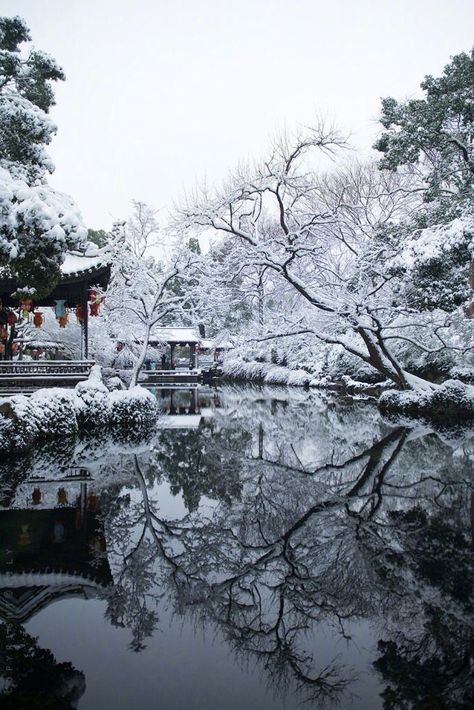 Snow Aesthetic Wallpaper, Ancient China Aesthetic, Japanese Traditional Architecture, Winter In Japan, Japan Architecture, Chinese Aesthetic, Winter Illustration, Snowy Forest, Chinese Landscape