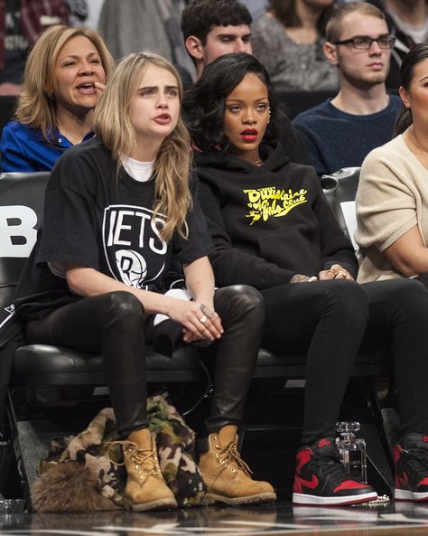 Cara Delevingne was quite the sport in Nets gear when she joined good pal Rihanna's cheering section at a recent game. Sports Game Outfits For Women, Courtside Fits, Rihanna Courtside, Gaming Outfits, Ball Game Outfit, Basketball Game Outfit Women, Basketball Game Outfit, Nba Game, Nba Outfit