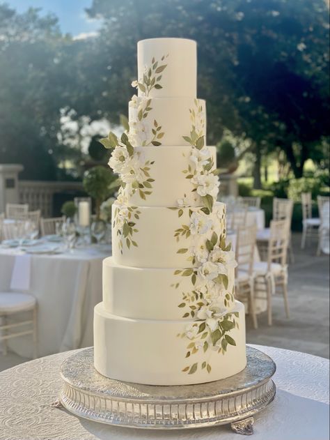 Wedding Cake Flowers White, Wedding Cakes With Green, Wedding Cake With Leaves, Garden Wedding Cakes, Wedding Cakes Garden Theme, Green Wedding Theme Cake, Plant Wedding Cake, Garden Theme Wedding Cake, Wedding Cakes White