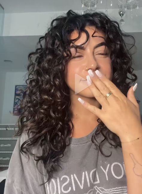 Curly Haircut With Layers And Bangs, Short Curly Hair Brunette, Medium Curly Hair Aesthetic, Butterfly Haircut In Curly Hair, Long Layers Curly Hair Face Framing, Light Bangs Curly Hair, Curly 3a Haircut, Curly Haircut Medium Length, Wolf Cut Long Curly Hair