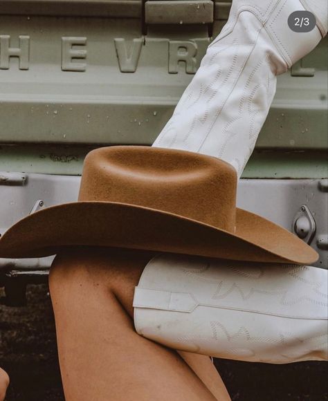 Glamour Cowgirl Aesthetic, Cowgirl Boot Pictures, Retro Cowgirl Photoshoot, Western Hat Photoshoot, Chic Cowgirl Aesthetic, Cowgirl Profile Picture, Cowboy Boot Photography, Boho Cowgirl Aesthetic, Western Shoot Ideas