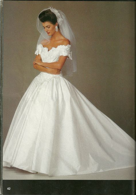 1980s wedding gown 1998 Wedding Dresses, 80s Wedding Dress, Retro Weddings, 1980s Wedding Dress, 90s Wedding Dress, 90s Wedding, 1980s Wedding, Wedding Dress Aesthetic, 1990 Style