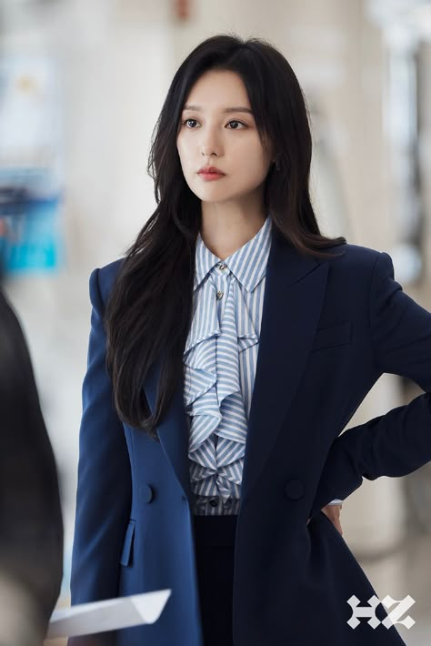 Semi Formal Outfit, Woman In Suit, Kim Jiwon, Kim Ji Won, Simple Pakistani Dresses, Casual Day Outfits, Estilo Preppy, Female Actresses, Stylish Work Outfits