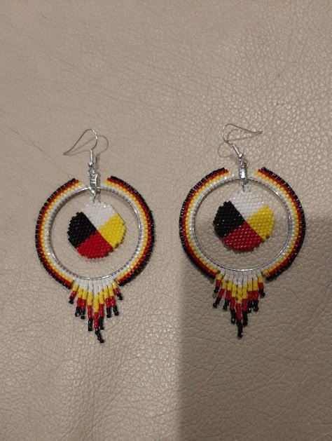 Medicine Wheel Earrings, Brick Stitch Hoop Earrings, Native American Beadwork Earrings, Bead Pattern Ideas, Beaded Hoop Earring, Beaded Earrings Tutorial, Diy Beaded Earrings, Bead Jewelry Patterns, Native Earrings