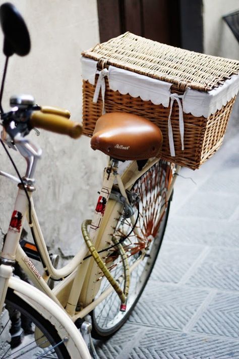 le velo- yellow bicycle with a great basket! Bike Makeover, Scalloped Basket, Basket Bike, Manifest Board, Cb 450, Bike With Basket, Velo Vintage, Bicycle Basket, Company Picnic