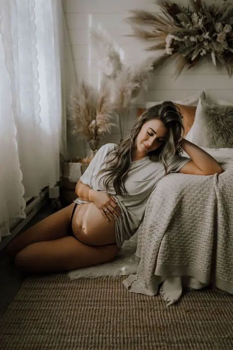 65 Top Creative and Casual Maternity Photoshoot Ideas | Love and Moms Bedroom Maternity Photos, Indoor Maternity Photos, Boho Maternity Photos, Lifestyle Maternity Photography, Home Maternity Photography, Diy Maternity Photos, Indoor Maternity Photography, Maternity Shoot Outfit, Studio Maternity Shoot