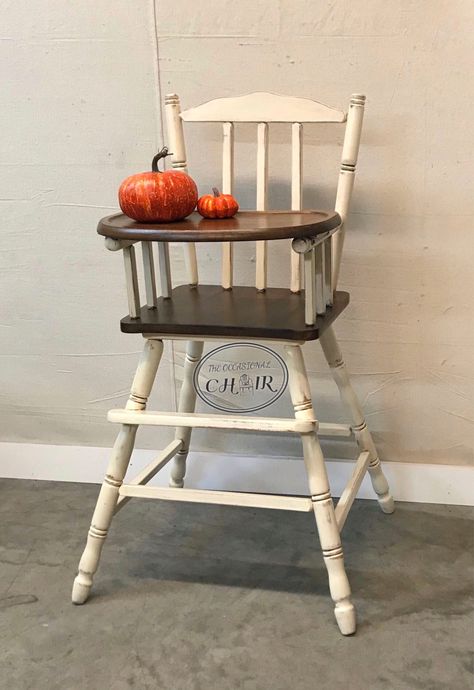 Vintage farmhouse style highchair painted with stained tray https://www.etsy.com/listing/572879681/sold-vintage-1950s-country-farmhouse Painted High Chairs, Wood High Chairs, Vintage High Chairs, Chair Painting, Painted Kitchen Tables, Wooden High Chairs, Chair Redo, Rustic Nursery Decor, Woodworking Desk