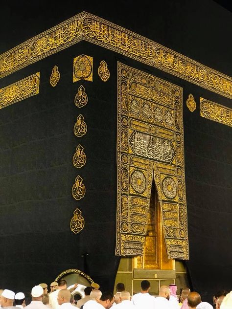 The #Holy_Kaabah is the epicenter of #Makkah and millions of homes are adorned with the picture of this well-known and most beloved real estate. Just like this most sacred site in the world the #door of this cubic building holds lots of significance and interesting #history. Let’s discuss some important facts about the entrance of this masterpiece; the door of #Kaabah. Kaabah Makkah Wallpaper, Cubic Building, Makkah Kaabah, Kaabah Makkah, Mecca Madinah, Sultan Murad, Saudi Arabia Culture, Mecca Kaaba, Makkah Madina