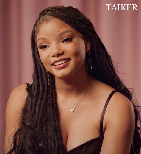 Halle Bailey Street Style, Haylee Bailee, Hallie Bailey, Halle Bailey Icons, Halle Bailey Ariel Hair, Halle Bailey Curly Locs, Halle Bailey Hair, Halle Bailey Aesthetic, Halle Bailey Selfie