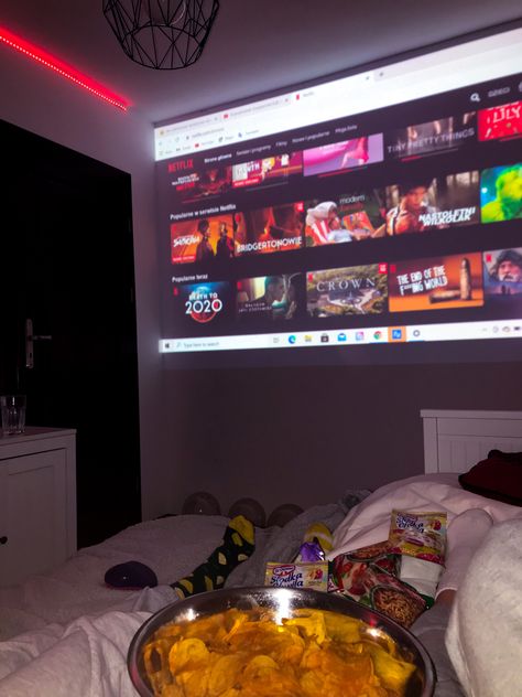 movies, netflix, movie night, on big screen, food, comfy, cosy, colors, sleepover, sleepover ideas Movie Night In Bedroom, Movies Night Aesthetic, Watching Movies Aesthetic Night, Room Movie Night, Projector Screen Living Room, Chill Bedroom, Netflix Date, Weekday Routine, Movie Night Date