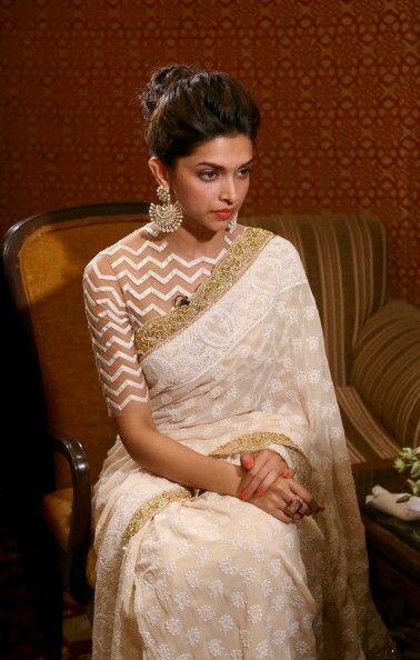 Deepika Celebrity Style Blouse Design, White Saree With Golden Border, High Neck Saree Blouse, Deepika Padukone Saree, Saree Jacket Designs, Chikankari Saree, Blouse Designs High Neck, Saree Blouse Styles, Indian Sari Dress