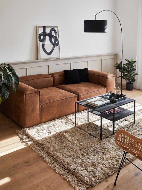 Salon Cosy Chic, Brown Salon, Tapis Aesthetic, Brown Couch Decor, Brown Sofa Living Room, Leather Sofa Living Room, Cosy Room, Living Room Sofa Design, Home Design Living Room