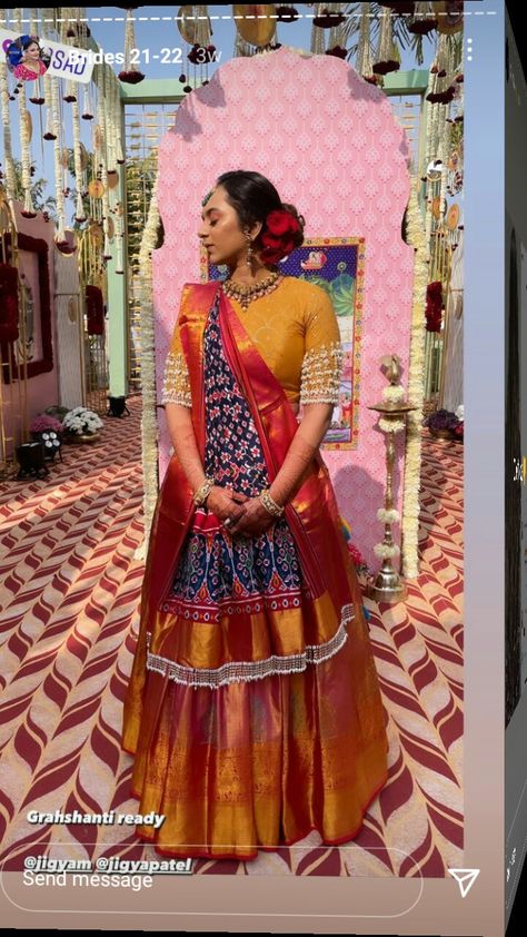 Chaniya Choli Sleeves Pattern, Paithani Chaniya Choli, Chaniya Choli With Patola Dupatta, Patola Chaniya Choli For Wedding, Kanjivaram Lehenga Choli, Red Rajasthani Lehenga, Patola Dupatta Chaniya Choli, Grahsanti Outfit For Bride, Grahshanti Outfit For Bridal