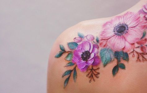 Anemone Flower Tattoo, Tattoo On The Shoulder, Anemone Tattoo, Pink Flower Tattoos, Flower Shoulder Tattoo, Go Tattoo, Mexican Art Tattoos, Floral Tattoo Design, Anemone Flower