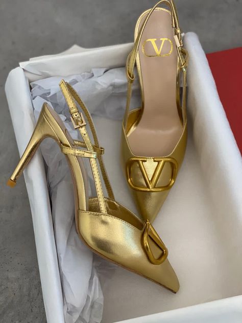 Valentino Gold Heels, The Maddest Obsession, Elegant Shoes Heels, Maddest Obsession, Stile Kendall Jenner, Hak Tinggi, Valentino Heels, Heels Elegant, Trendy Heels