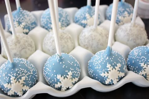 Frozen Cakepops Ideas, Frozen Cake Table Ideas, Frozen Dessert Table Ideas, Disney Frozen Cake Pops, Cake Pops Winter Wonderland, Frozen Birthday Cake Pops, Winter Wonderland Cakepops, Winter Themed Cake Pops, Winter Cake Pop Ideas