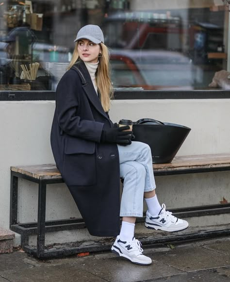 Reebok Street Style, Sports Socks Outfit, Reebok Classic Outfit, Balance Outfit, Chicago Street Style, New York Winter Outfit, Sport Outfits Winter, Winter Sneakers Outfit, Dress And Sneakers Outfit