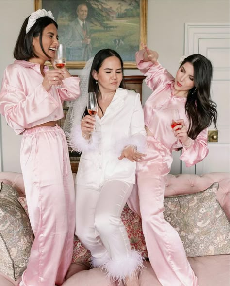 Bride Night Before Wedding Outfit, Bridal Pyjama Party, Pink Bachelorette Pajama Party, Bridal Pyjamas Bridesmaid, Night Before Wedding With Bridesmaids, Outfit For Court, Love Bachelorette Theme, Bachelorette Pj Party, Bride Pyjamas