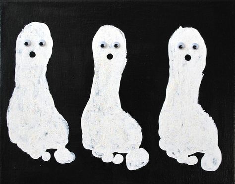 Halloween Ghost Feet - awesome craft for the kids Bricolage Halloween, Halloween Infantil, Halloween Arts And Crafts, Easy Halloween Crafts, Footprint Art, Handprint Crafts, Daycare Crafts, Halloween Crafts For Kids, Halloween Activities