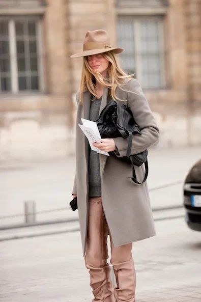 10 Wardrobe Essentials Of Parisian Winter Style Fedora Hat Women Outfit, Fedora Hat Outfit Fall, Outfits With Fedora Hats, Parisian Winter Style, French Winter Style, Wool Hat Outfit, Outfit With Fedora, Hat Outfit Fall, Hats For Fall