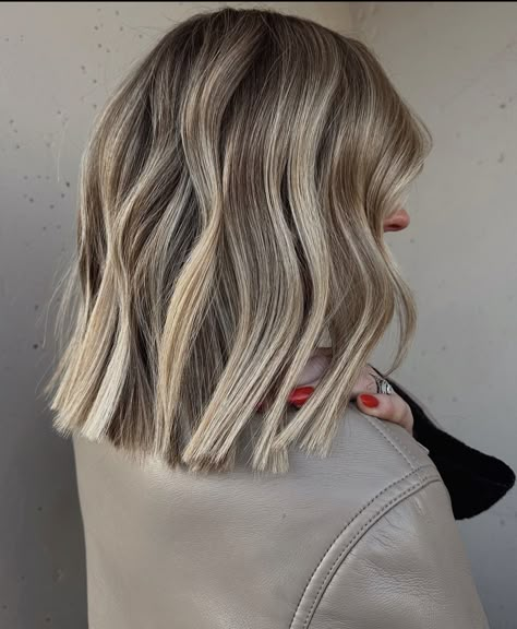 Different Blonde Shades Charts, Short Brown And Blonde Hair, Blonde Silver Balayage, Bob Balayage Blonde, Bronde Balayage Medium Length, Blonde Bob Dark Roots, Dirty Blonde Hair Short, Root Melt Blonde, Sandy Blonde Highlights