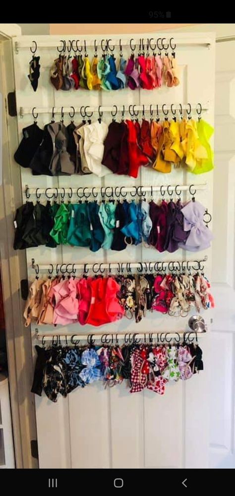 Clips from amazon 45 for $10 and cheap curtain rods from the dollar store Baby Bow Organization, Bow Holder Diy, Bow Organization, Diy Curtain Rod, Cheap Curtain Rods, Diy Hair Bow Holder, Diy Bow Holder, Diy Curtain, Bow Storage