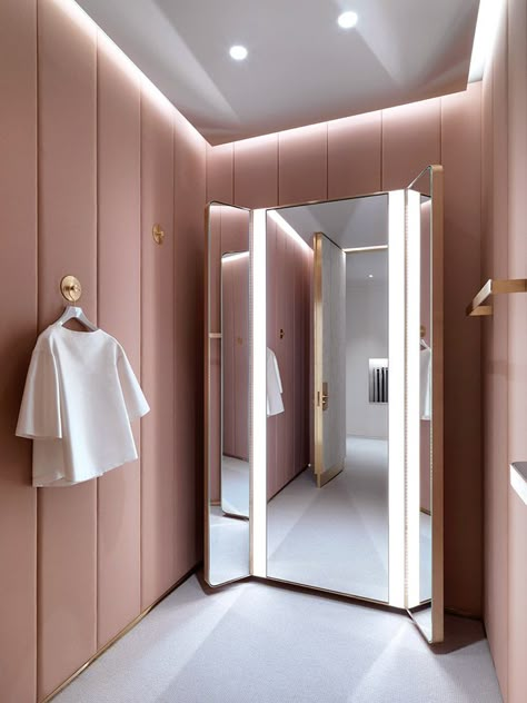 Universal Design Studio brings tactile textures to J&M Davidson's new London boutique on Mount Street Ruangan Studio, Dressing Design, Store Concept, Luxury Wardrobe, Changing Room, Boutique Interior, Walk In Wardrobe, Retail Interior, Design Studios