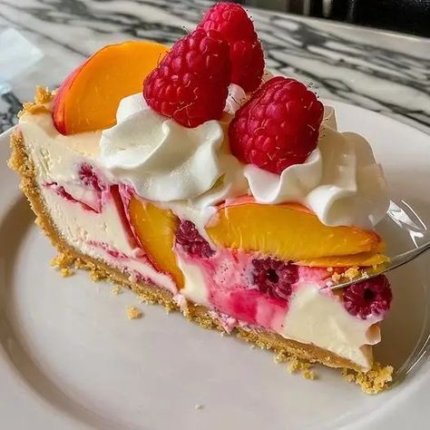 Peach Raspberry Cheesecake: Summery Dessert Recipe - optimal recipes Peach Raspberry Cheesecake Recipe, Peach Raspberry Cheesecake, Optimal Recipes, Summer Cheesecake, Cheesecake Fruit, Peach Cheesecake, Fruit Cheesecake, Peach Raspberry, Raspberry Desserts