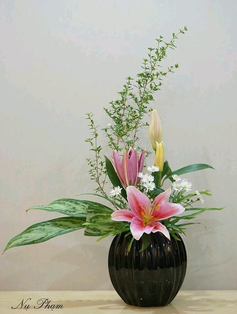 Art Floral Japonais, Arreglos Ikebana, Contemporary Flower Arrangements, Tropical Floral Arrangements, Small Flower Arrangements, White Flower Arrangements, Corporate Flowers, Flower Arrangement Designs, Ikebana Arrangements