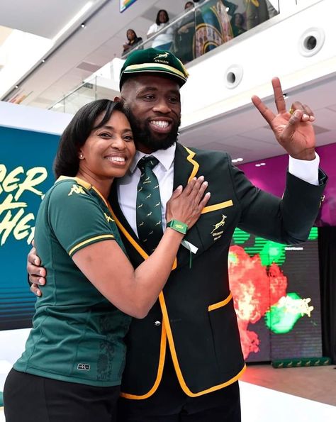 Jessica Motaung has angered even more Kolisi fans after ANOTHER photo of her getting 'too comfortable' with Siya was posted. Siya Kolisi, Pirate Names, Kaizer Chiefs, New Pic, Marketing Director, North Park, Rugby World Cup, Simple Photo, Married Men