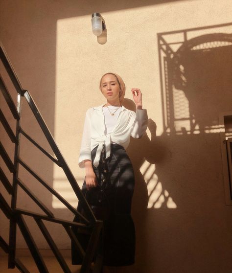 Maria Alia Al-Sadek on Instagram: “Sunny eyes” Maria Alia, Work Wardrobe Staples, White Tees Outfit, Basic White Tee, Michelle Williams, Fall Capsule Wardrobe, Colored Pants, Pink Jacket, Work Looks