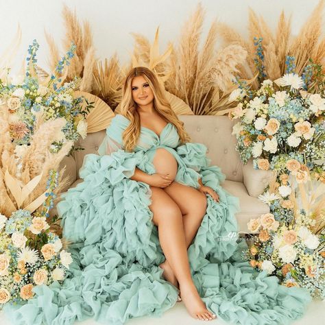 A couch flower set with blue flowers around a pregnant woman Floral Couch, Maternity Picture Outfits, Maternity Photoshoot Outfits, Spring Maternity, Flower Photoshoot, Maternity Dresses For Photoshoot, Photographs Ideas, Spring Photos, Maternity Poses