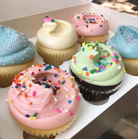 Image about pink in food😍 by ℚ𝕦𝕚𝕟𝕔𝕪 on We Heart It Pastel Cupcakes, Pretty Dessert, Pretty Birthday Cakes, Food Dessert, Cute Desserts, Pretty Cakes, Cafe Food, Yummy Food Dessert, Pretty Food