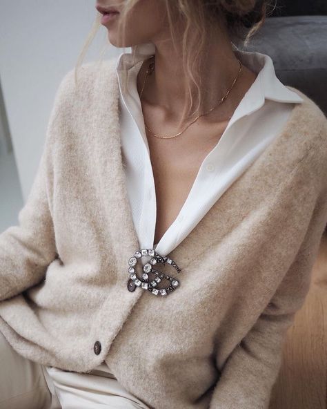 #cashmere #sweaters #beige #clean #classy #simple #timeless #outfit #style #fashion #moda #chic #gucci #brooch #jewelry Chanel Pins, Style Casual Chic, Style Inspiration Winter, Outfit Trends, Looks Chic, 가을 패션, Looks Style, Mode Inspiration, Coco Chanel