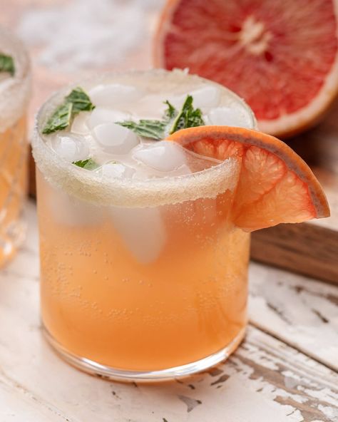 The classic Paloma cocktail is a refreshing combination of fresh grapefruit and lime juice, tequila, and sparkling water, but the addition of fresh mint elevates this drink to new levels! Serve your Paloma with your favorite Mexican food. #paloma #cincodemayo #tequila #grapefruitrecipes Grapefruit Paloma Recipe, Grapefruit Paloma, Sip And Feast, Mint Margarita, Grapefruit Recipes, Paloma Recipe, Lime Drinks, Mayo Recipe, Paloma Cocktail