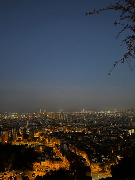 Barcelona Night Life, Spain Aesthetics Night, Barcelona Spain Aesthetic Night, Barcelona Aesthetic Night, Spain At Night, Spain Vibes, Barcelona Photography, Barcelona Aesthetic, Spain Aesthetic