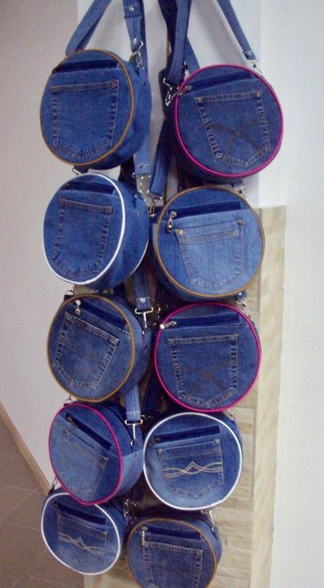 Just a photo. Round jeans bags Diy Sy, Jean Purses, Trendy Sewing Projects, Blue Jeans Crafts, Diy Bag Designs, Diy Bags Patterns, Denim Handbags, Denim Purse, Diy Bags Purses