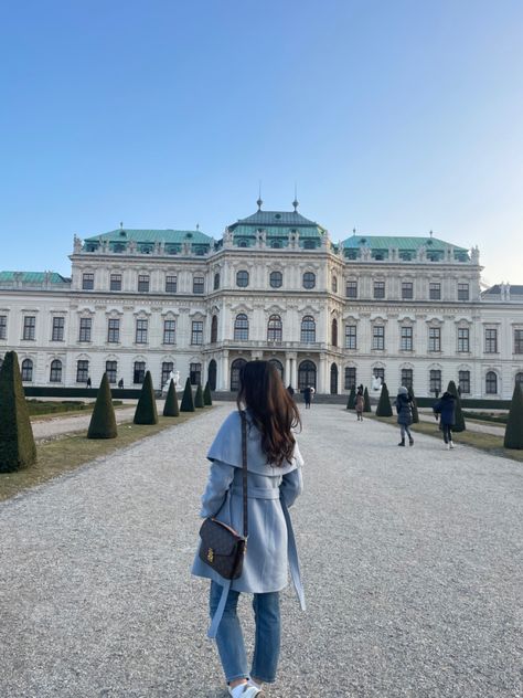 Travel in Vienna - Austrian Palace Austrian Aesthetic, Austrian Palace, Vienna Photo Ideas, Visit Vienna, Vienna Trip, Vienna Style, Vienna Travel, Austria Travel, Exchange Student