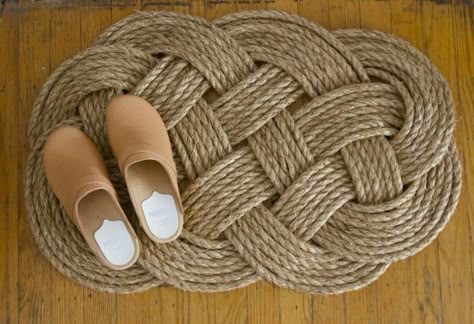 Diy Rope Design, Rope Mat, Pola Macrame, Rope Rug, Rope Projects, Reading Diy, Rope Diy, Rope Crafts Diy, Nautical Looks