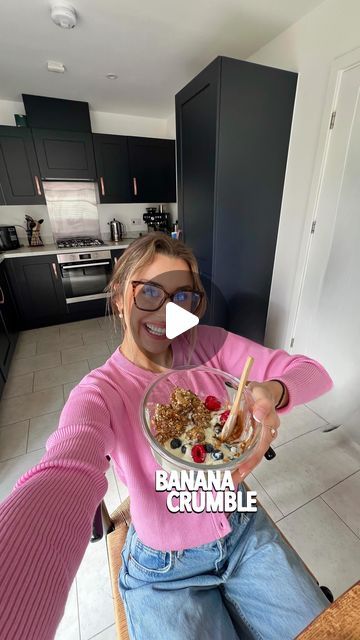 Emily Solman on Instagram: "A quick and easy caramelised banana oaty breakfast bowl✔️🤌🏼

So far i’ve posted:
- The lazy girl pancake / microwave pancake bowl
- A berry breakfast crumble
- A brownie breakfast bowl
ALL made in the microwave but hey, I’m venturing out and using a pan this week 

You will need 👇🏼
🍌 1 banana 
🥄 1 tsp coconut oil or butter
🥄1 tsp of cinnamon (adjust to preference)
🍯 A good drizzle of syrup / honey / agave  
🥣 40g of oats (I used a oat and chia seed mix)

HOW TO👇🏼
Assemble as demonstrated in the video 🫶🏼! 

😁 See you next week for another recipe!

.
.
Recipe found on @workeatplaylove 

#breakfastcrumble #breakfastinspo #mealprep #foodfreedom #easyrecipeideas #recipes #highprotein #highfibre #airfryerrecipes  #microwavemeals #healthyrecipes #breakfas Brownie Breakfast, Microwave Pancakes, Pancake Bowl, Breakfast Crumble, 1800 Calorie Meal Plan, Best High Protein Foods, Banana Crumble, Caramelised Banana, Heathy Snack