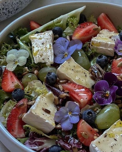 Brie Salad, Green Aesthetics, Healthy Food Dishes, Health Recipes, Healthy Food Motivation, Food Inspo, Greens Recipe, Food Obsession, Beautiful Food