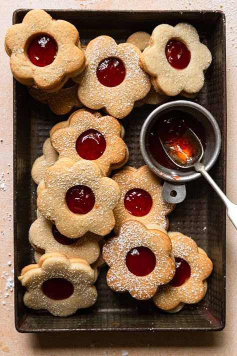 Gingersnap Cookies Recipe, Strawberry Jam Cookies, Best Cookies Recipes, Jelly Cookies, Buttery Shortbread Cookies, Jam Cookies, Strawberry Jelly, Buttery Shortbread, Baking Science