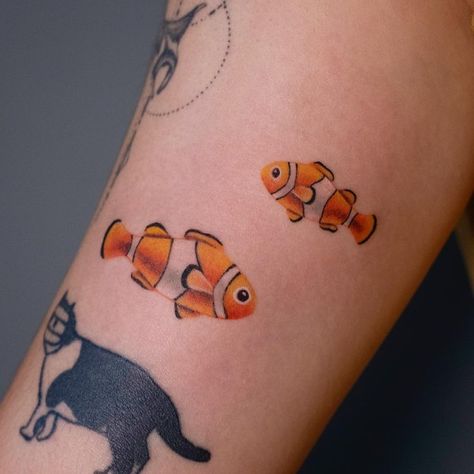 American Traditional Clown, Simple Fishing Tattoo, Clownfish Tattoo, Small Fishing Tattoo, Clown Fish Tattoo, Clown Tattoo Ideas, Traditional Clown Tattoo, Dory Tattoo, Female Fishing