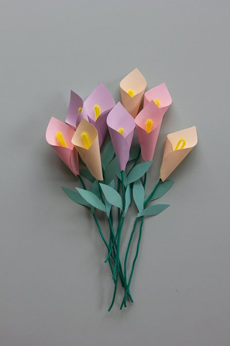 Cala Lillies, Paper Bouquet Diy, Paper Flower Bouquet Diy, Tutorial Origami, Fleurs Diy, Easy Paper Flowers, Flower Bouquet Diy, Paper Flower Crafts, Paper Bouquet