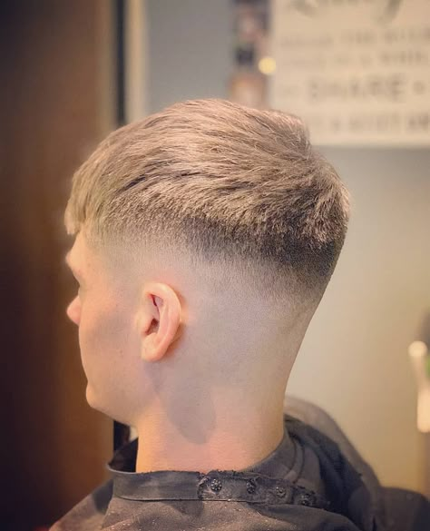 English Haircut, Faded Haircut, Young Mens Hairstyles, Haircut Ideas Trendy, Haircut Designs For Men, Men Fade Haircut Short, Fade Haircut Styles, Mens Hairstyles Fade, Textured Haircut