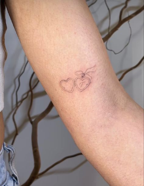 Letter In Heart Tattoo, Locker Tattoo, Tattoos For Mum, Remembrance Tattoo Ideas, Pendant Tattoo, Heart Locket Tattoo, Locket Tattoos, Small Girly Tattoos, Tattoo Spots